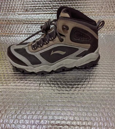 李宁女款，全新正品，鞋码36的，有喜欢的去...