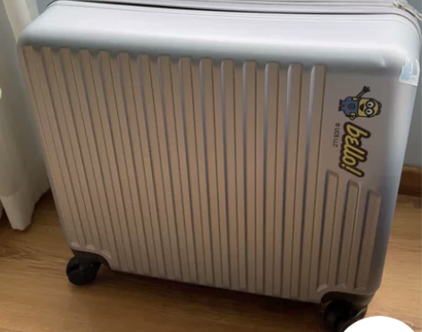 18寸拉杆箱 小黄人 信用卡送的 运输角上...