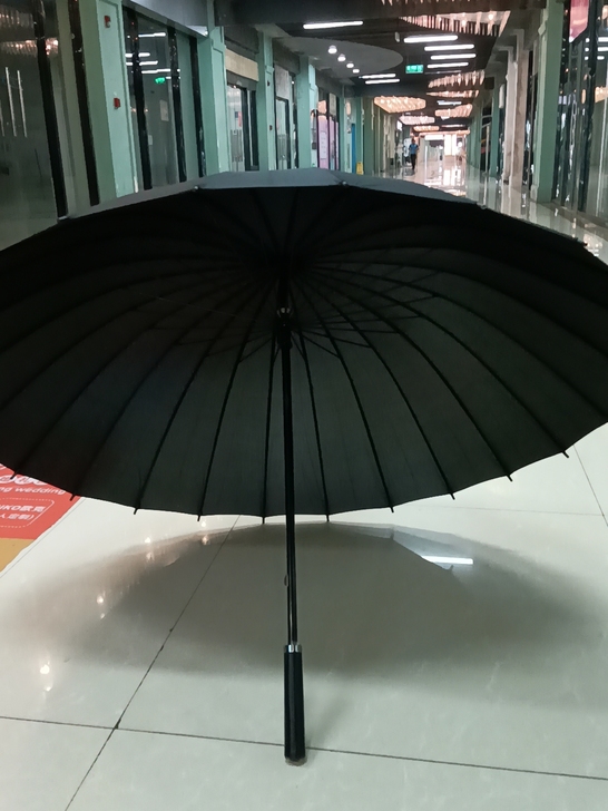 实拍24骨直柄雨伞人碰击布面料非常牢固抗风...