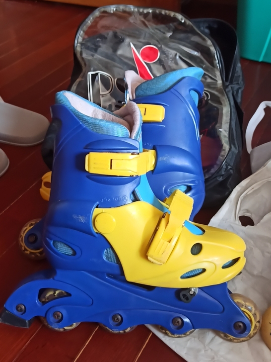 儿子穿小的滑轮鞋，适合脚丫33码以下的孩子...