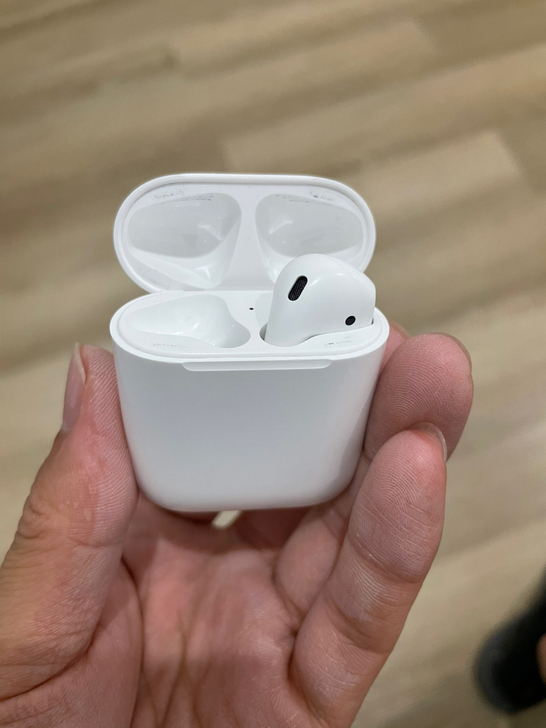 AirPods 一代只剩充电仓和右耳了，左...