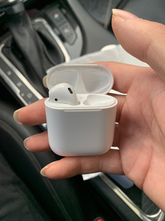 二代无线耳机,不支持无线充电,正常使用痕迹...