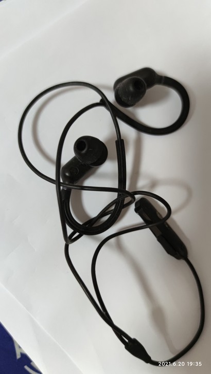 小米无线耳机，小三百买的，现在低价出，功能...