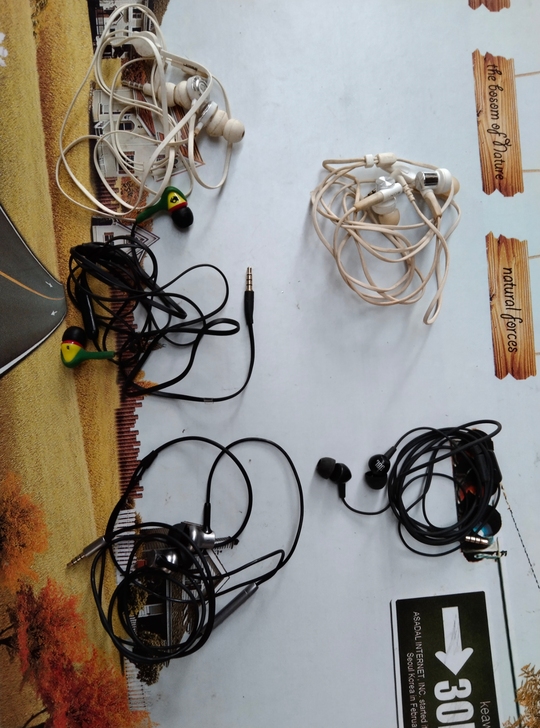 12入耳式耳机（清货回本）