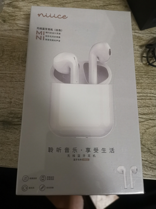 全新无线蓝牙耳机,闲置出售,有意者联系。