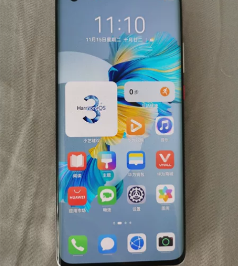 华为mate40 5G版，8+128白色，...