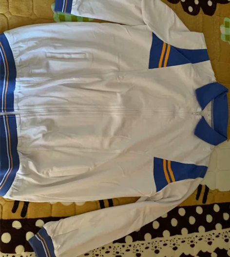全新中学校服一套，适合170～180身高。...