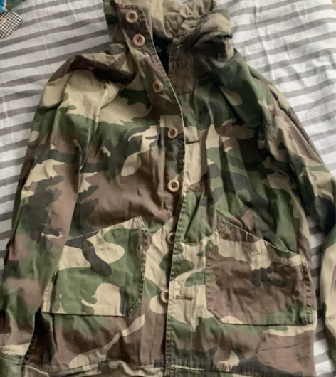 无品牌迷彩服一件，质量很好（可看看发布的其...