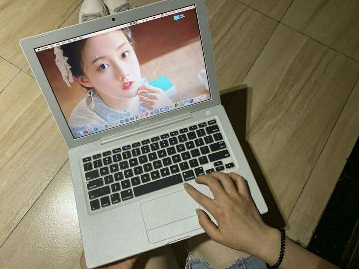 出一台自用笔记本电脑，之前生日朋友送的，后...