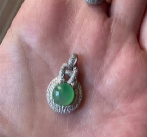 18k金满钻翡翠吊坠，小精品一枚。裸石9-...