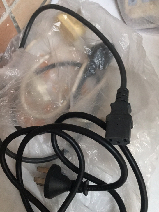 三孔电源线，可以接电脑主机，显示器，热水壶...