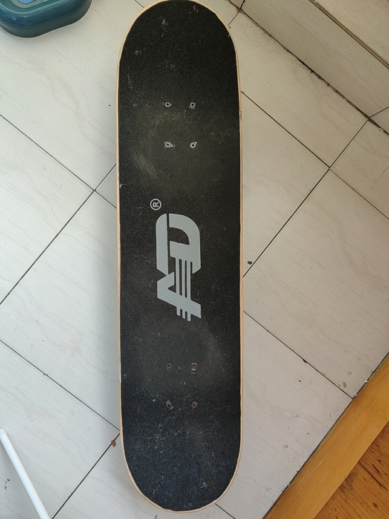 好像去年买的吧，轻微使用痕迹，年纪大了，滑...