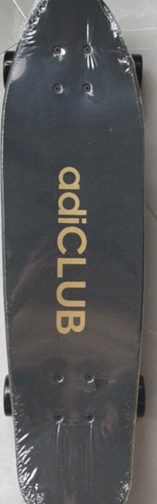 阿迪会员礼赠滑板，全新未拆封。喜欢的老板来！