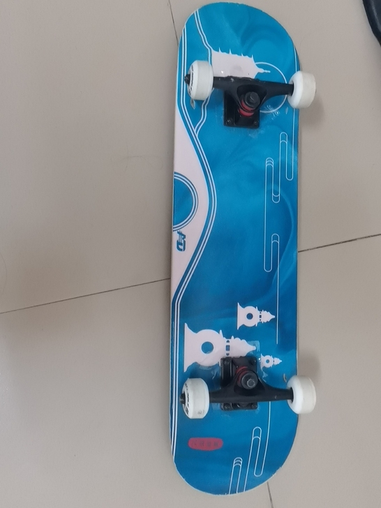 从拼多多上买的滑板，没怎么用过，因为要去上...