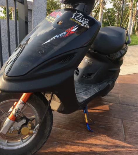 雅马哈摩托车，外观完整配件多多 感兴趣的话...