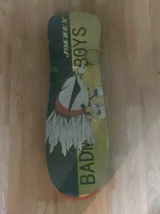 滑板没有用过，一直躺在在床底下，请自己提