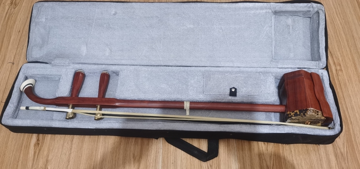 学校社团学习800购入的二胡 成新如图所示...