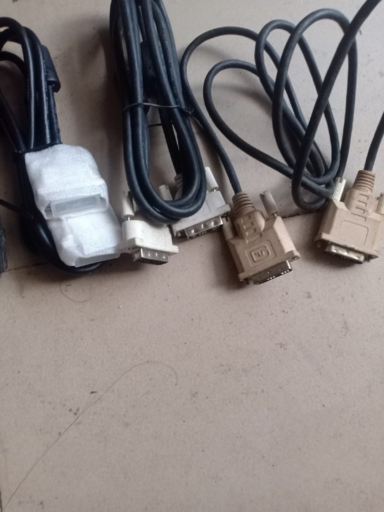 显示器连接线,24针的,八成新三个一起打包...