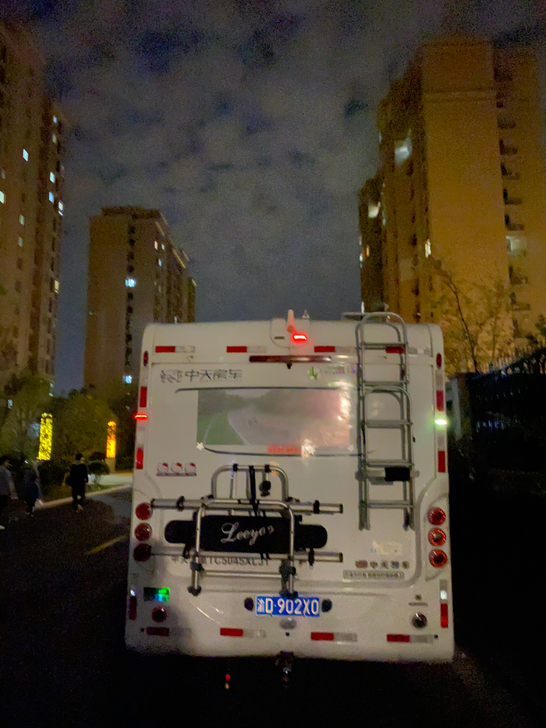 大滑板就玩过5分钟，然后就一直在放车上挂的...