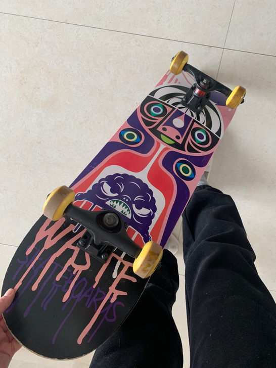 家里闲置滑板一个  便宜出，没玩过几次 还...