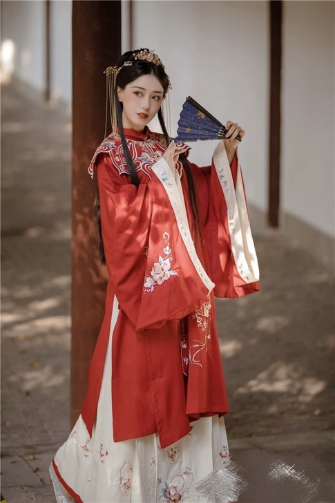 这个是柒锦阁家的,就穿了一次。m码到我脚踝...