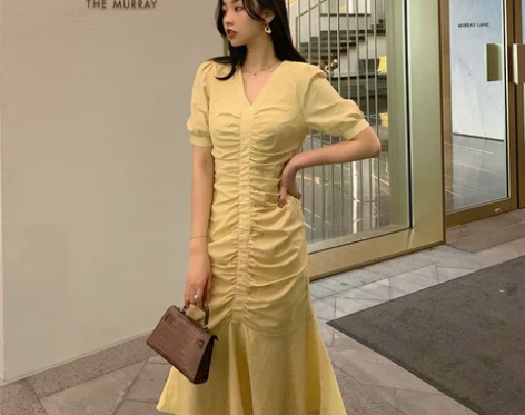 AZHUO连衣裙2019新款夏女长款V领黄...