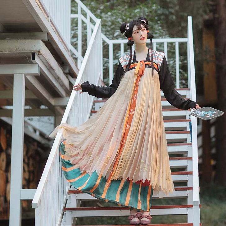 出春山集八宝，上衣L，齐胸裙L（店家发错了...