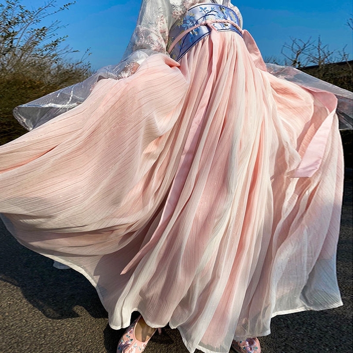 出社汉服，只试穿过就换下来了，可出几套便宜...