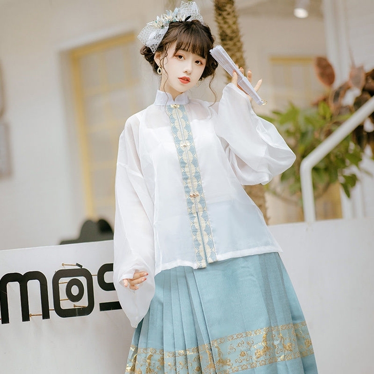 出汉服，塞礼物