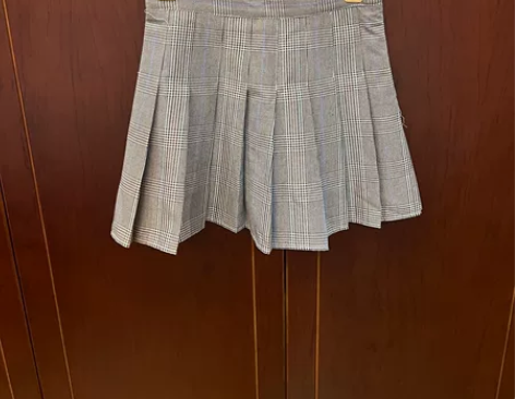 【格子百褶裙】有内衬 158，100斤，穿...