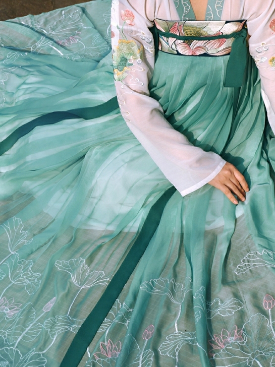 钟灵记般若上襦和下裙,穿过两次已经洗干净了...