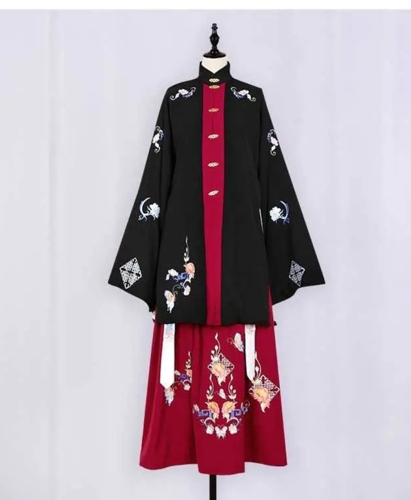 明制汉服，司南阁画屏，山非正。布料厚实，绣...