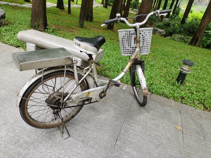 闲置36伏电动车正常使用中后轮实心胎 没有...