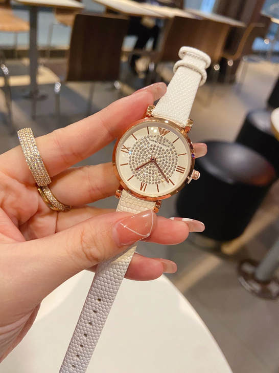 阿玛尼 满天星皮带款手表、简洁大气的表盘镶...