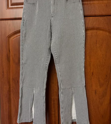 女款七分牛仔裤，腿部开衩，S码，面料有弹力...