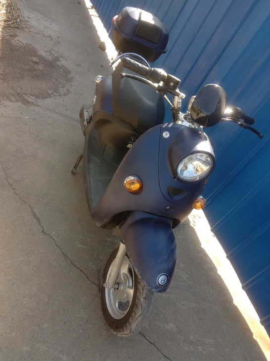 九九新的五羊小绵羊电动车，六十付五个大电瓶...