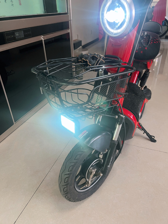 几乎全新的一辆大电瓶电动车，大灯和前把东西...
