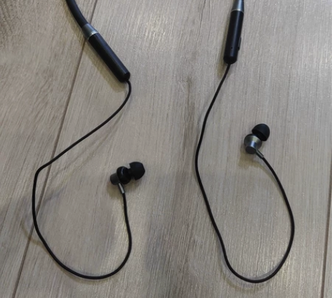 蓝牙无线耳机99新，就用过一次。不太适应这...