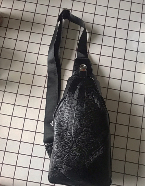 男士胸包全新转让，买给哥哥的。