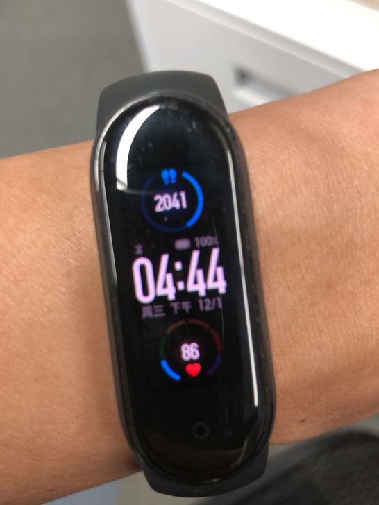 小米手环5，去年单位发的基本没怎么带