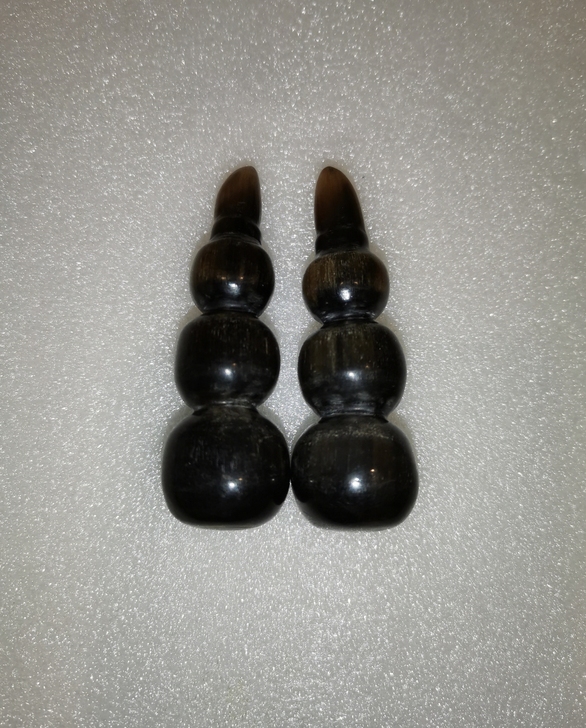 牛角手把件一对，尺寸如图，一个底部有瑕疵。