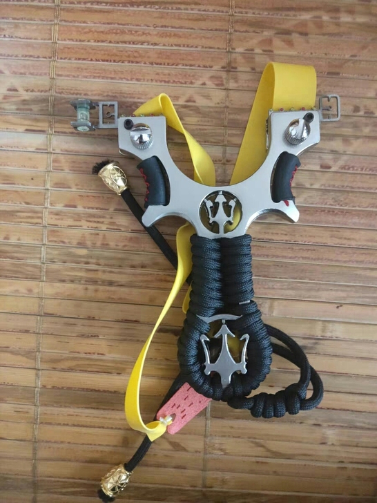 闲置一把全新扁皮筋弹弓，没空玩便宜包邮处理...
