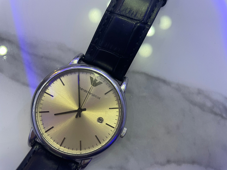 换手表了。家里闲置一块阿玛尼20周年纪念。...