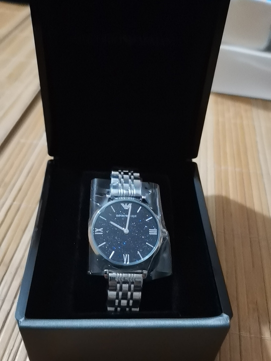 转手一个阿玛尼手表。转手原因。朋友不喜欢。...