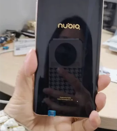 黑色的，努比亚手机z17仅剩一部，对颜值要...