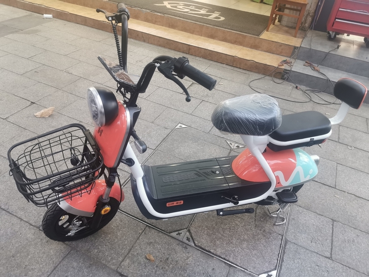 刚买的还没来得及上牌。电池是20A