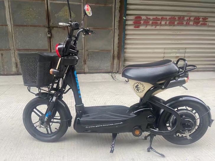 捷安特二手钢管电动车4个大电池电瓶车黑色男...