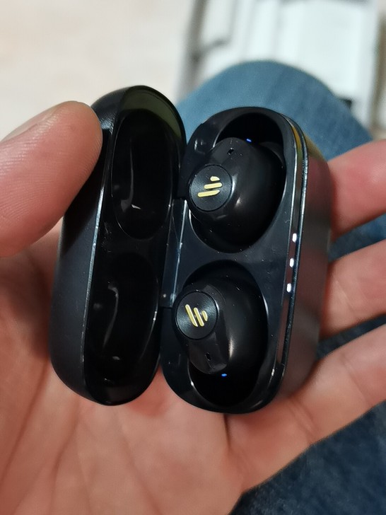 单只漫步者TWS2蓝牙耳机。