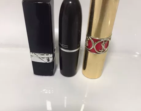 出闲置口红，均正品，还剩二分之一，3支一共...
