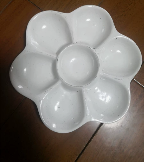 瓷质调色板,洁白细腻,用料厚实,完整无瑕疵...